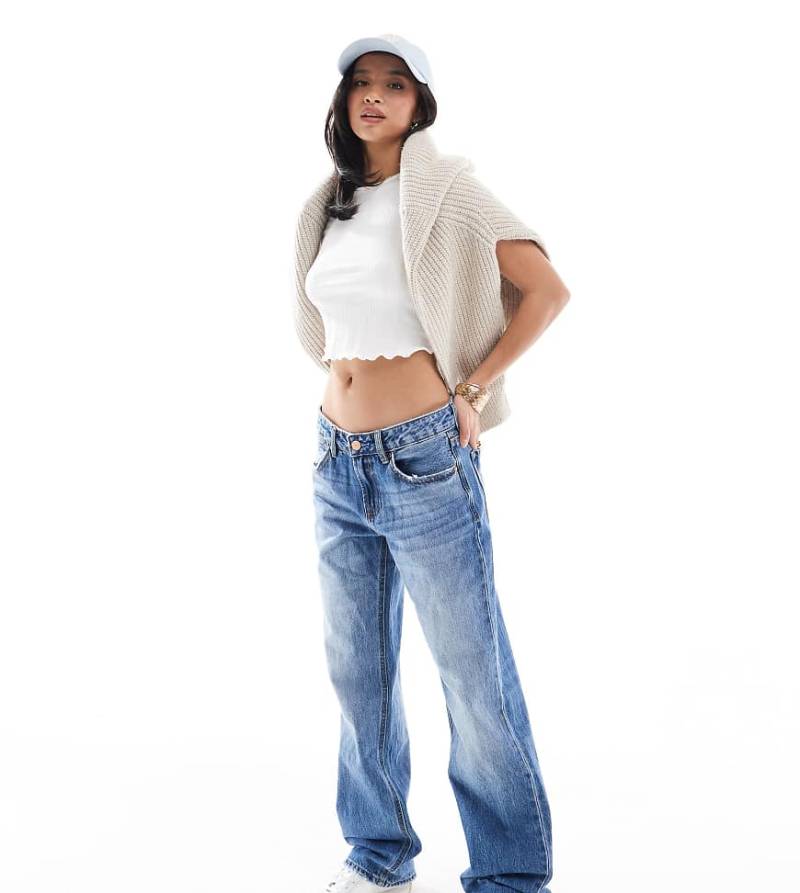 Stradivarius Petite - D03 - Straight Jeans in mittelblauer Waschung mit niedrigem Bund von Stradivarius