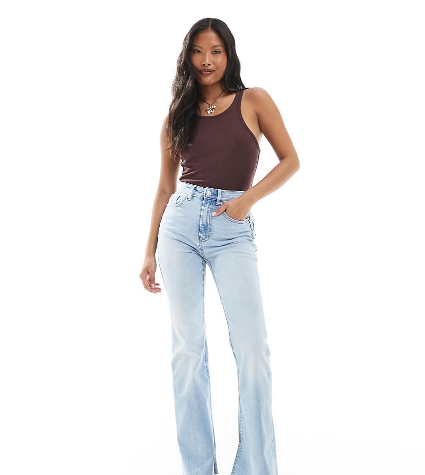 Stradivarius Petite - D74 - Schmal geschnittene Schlagjeans in hellblauer Waschung von Stradivarius