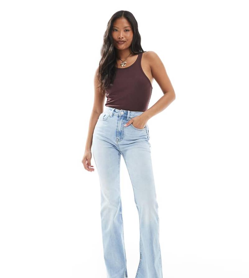 Stradivarius Petite - D74 - Schmal geschnittene Schlagjeans in hellblauer Waschung von Stradivarius