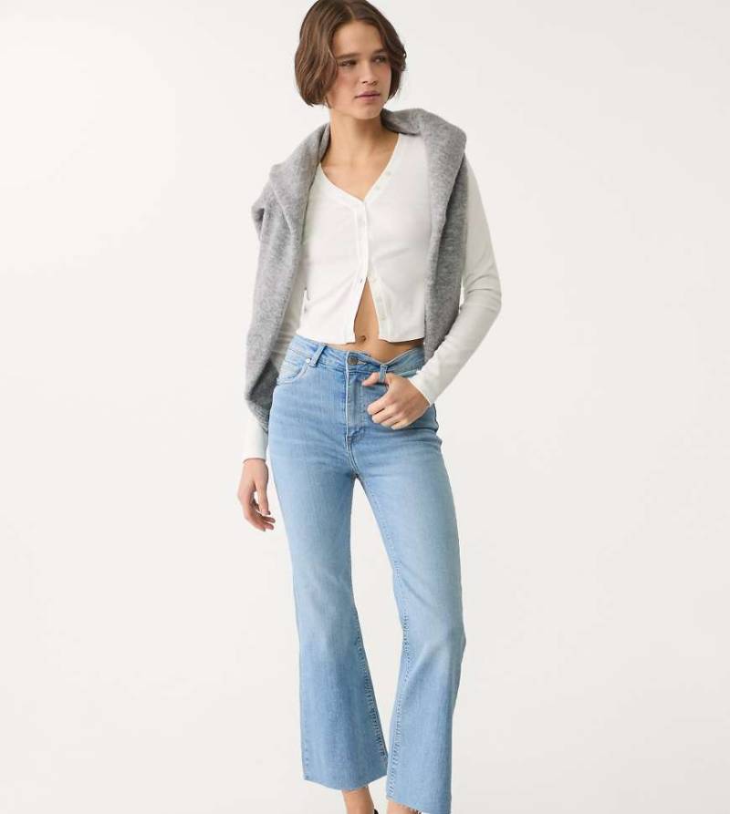 Stradivarius Petite - D78 - Ausgestellte Cropped-Jeans in Hellblau von Stradivarius