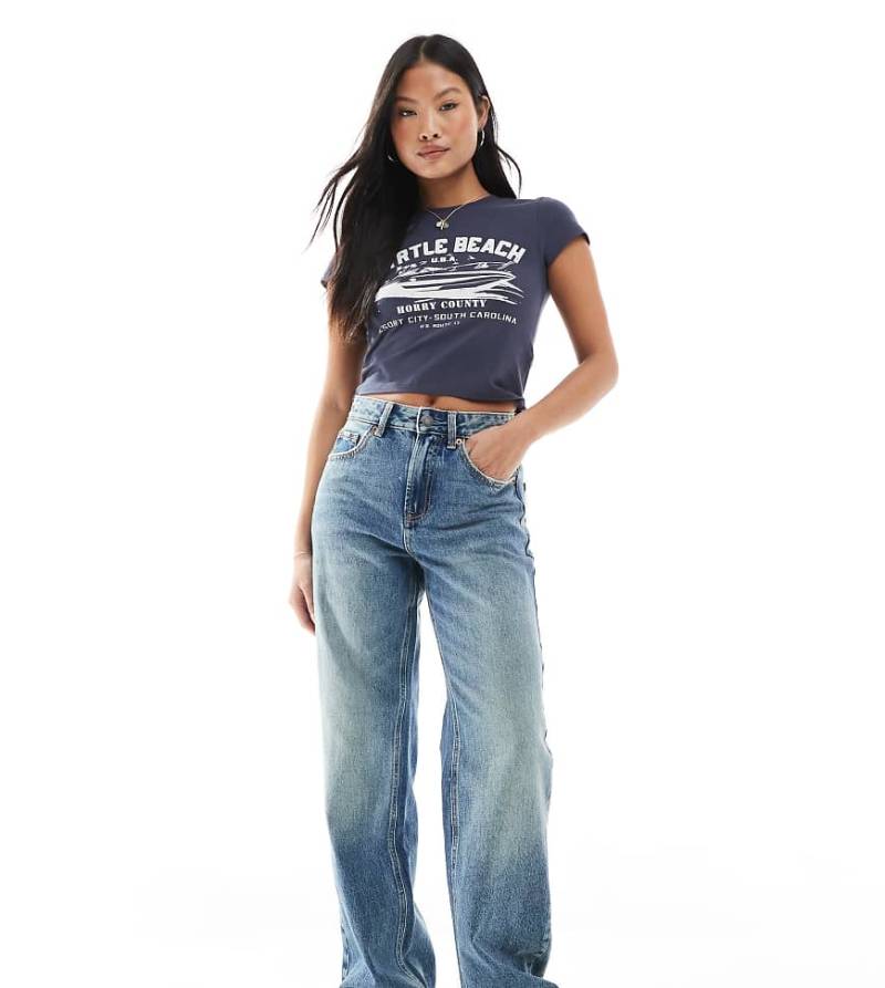 Stradivarius Petite - D92 - Gerade geschnittene Jeans in dunkelblauer Rinse-Waschung mit weitem Bein Stradivarius Petite - D92 - Gerade geschnittene Jeans in dunkelblauer Rinse-Waschung mit weitem Bein von Stradivarius