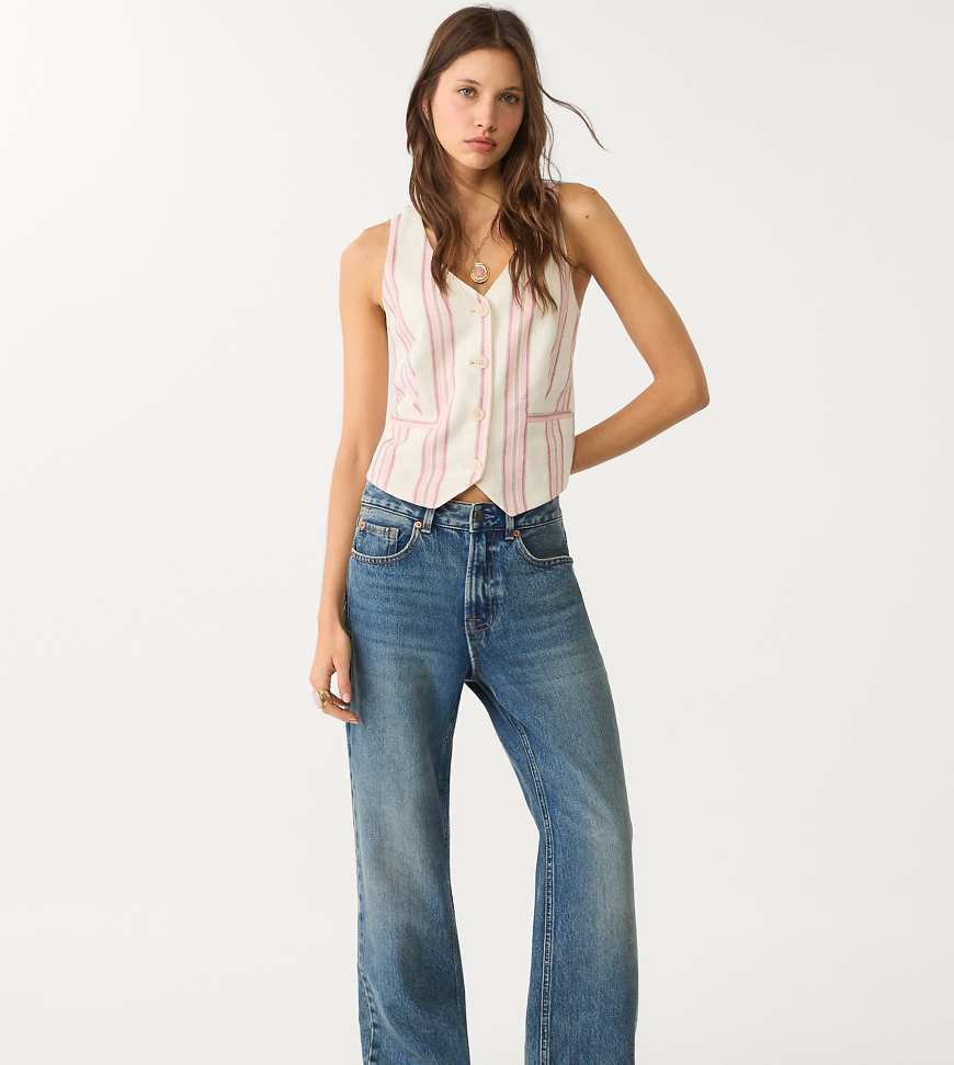 Stradivarius Petite - D92 - Gerade geschnittene Jeans in dunkelblauer Rinse-Waschung mit weitem Bein Stradivarius Petite - D92 - Gerade geschnittene Jeans in dunkelblauer Rinse-Waschung mit weitem Bein von Stradivarius