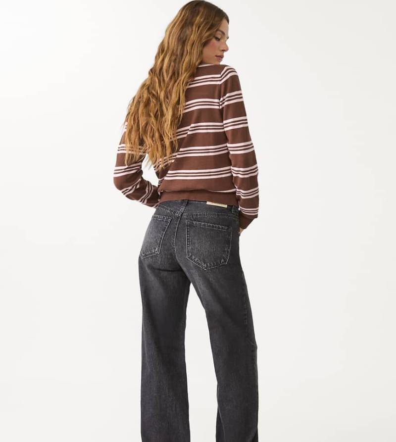 Stradivarius Petite - D92 - Jeans in schwarzer Waschung mit weitem Bein und geradem Schnitt-Grau von Stradivarius