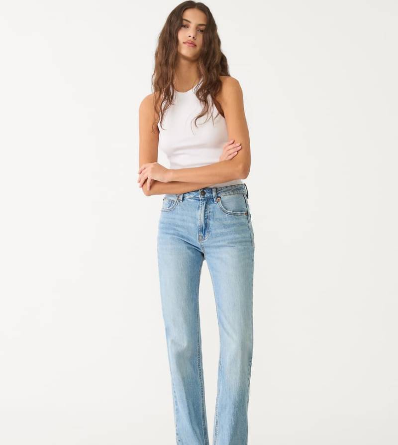 Stradivarius Petite - D98 - Gerade geschnittene Jeans in Hellblau mit Vintage-Effekt von Stradivarius