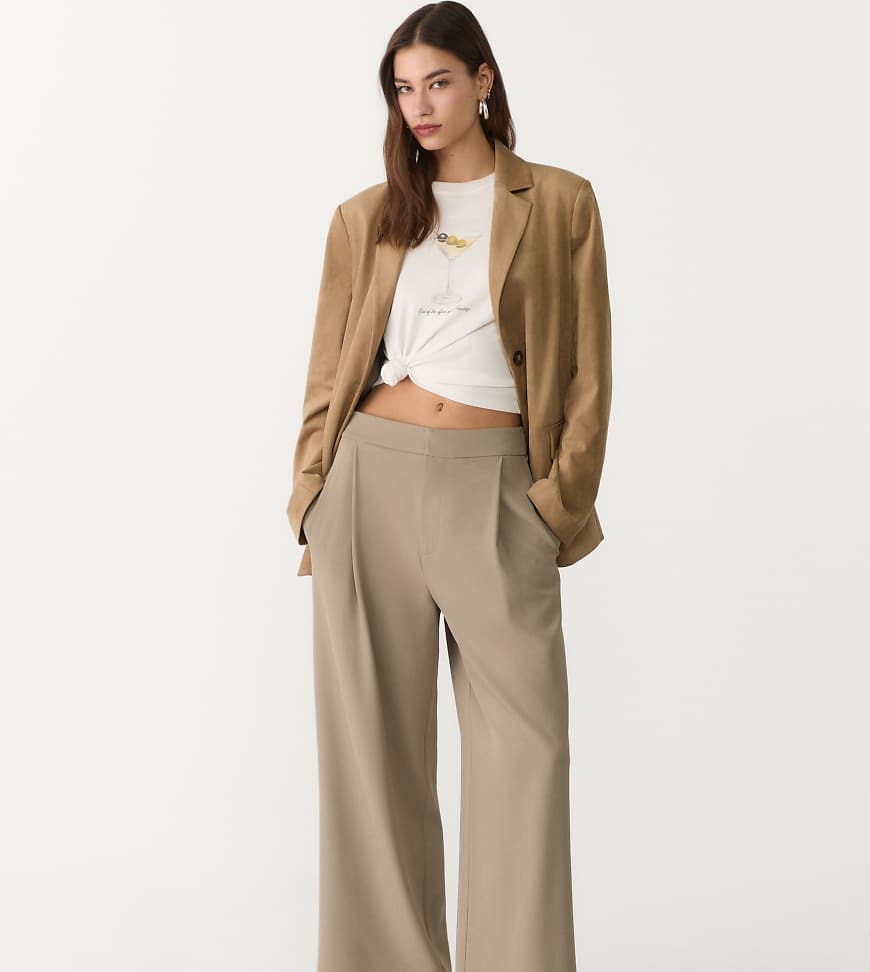 Stradivarius Petite - Eleganter Hosenrock in Khaki mit Abnähern-Grün Stradivarius Petite - Eleganter Hosenrock in Khaki mit Abnähern-Grün von Stradivarius