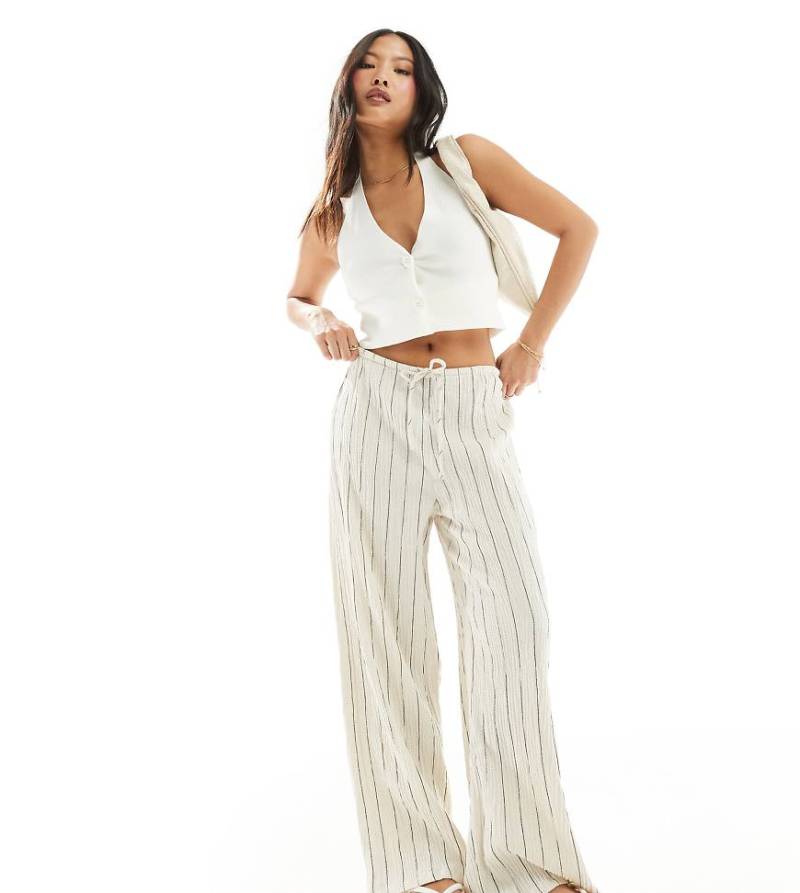 Stradivarius Petite - Gestreifte Schlupfhose mit Knitterstruktur-Bunt von Stradivarius