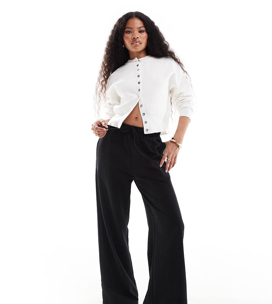 Stradivarius Petite - Jogginghose in Schwarz mit weitem Bein von Stradivarius