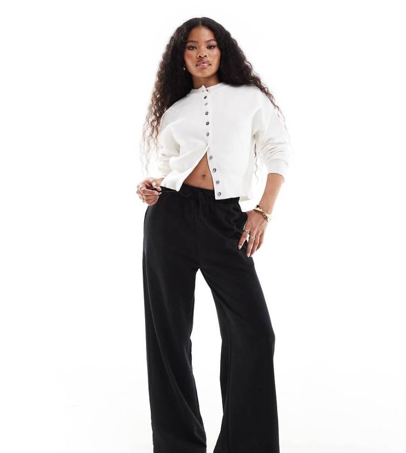 Stradivarius Petite - Jogginghose in Schwarz mit weitem Bein von Stradivarius