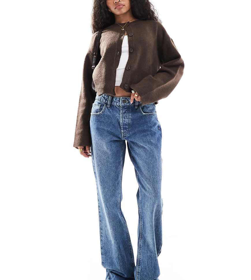 Stradivarius Petite - STR - Gerade geschnittene Jeans in mittelblauer Waschung von Stradivarius
