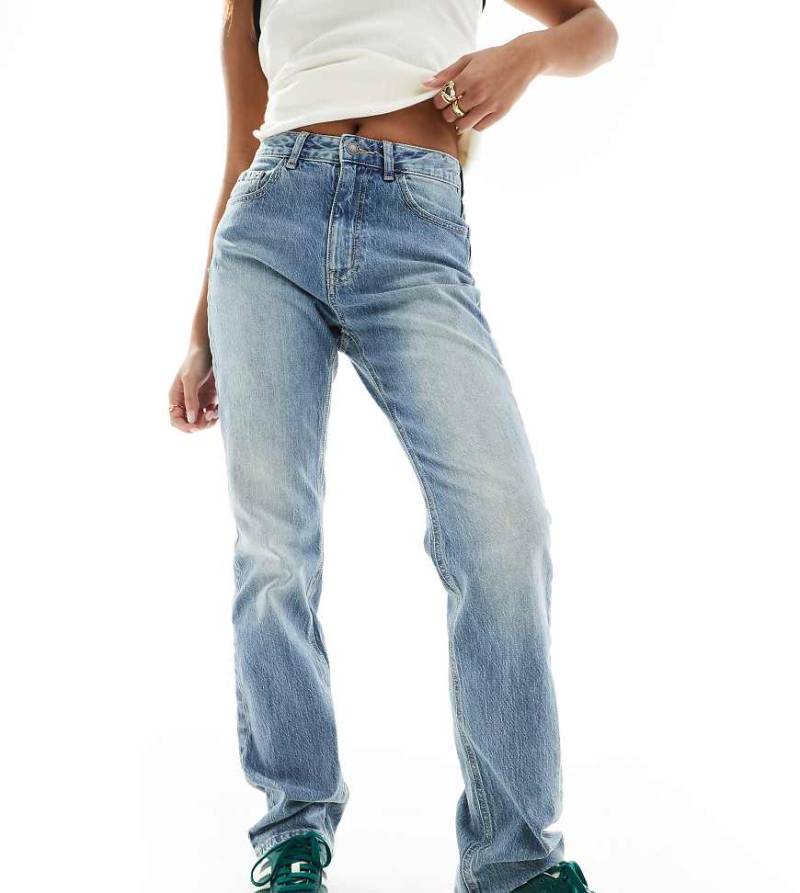 Stradivarius Petite - STR - Gerade geschnittene Stretch-Jeans in Mittelblau von Stradivarius