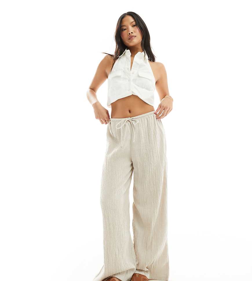 Stradivarius Petite - Schlupfhose mit Knitterstruktur in Steinbeige-Neutral von Stradivarius