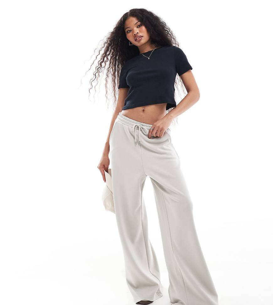 Stradivarius Petite - Weiche Jogginghose in Hellgrau mit weitem Bein Stradivarius Petite - Weiche Jogginghose in Hellgrau mit weitem Bein von Stradivarius