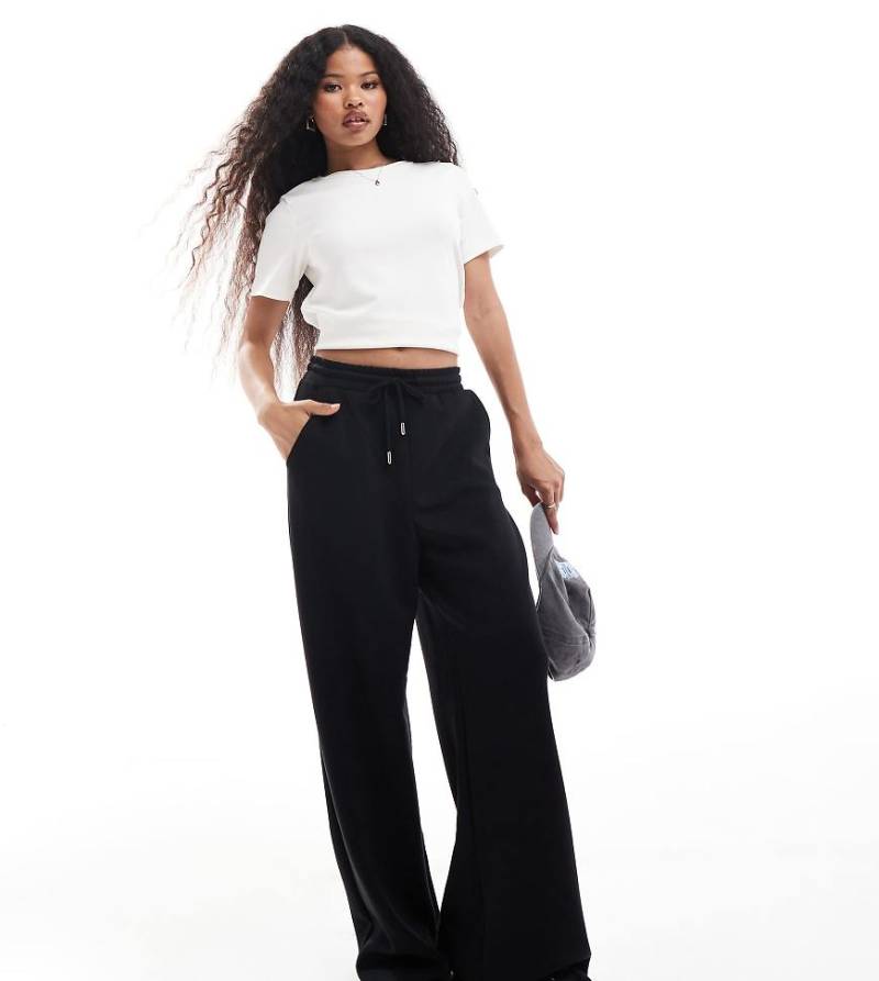 Stradivarius Petite - Weiche Jogginghose in Schwarz mit weitem Bein von Stradivarius