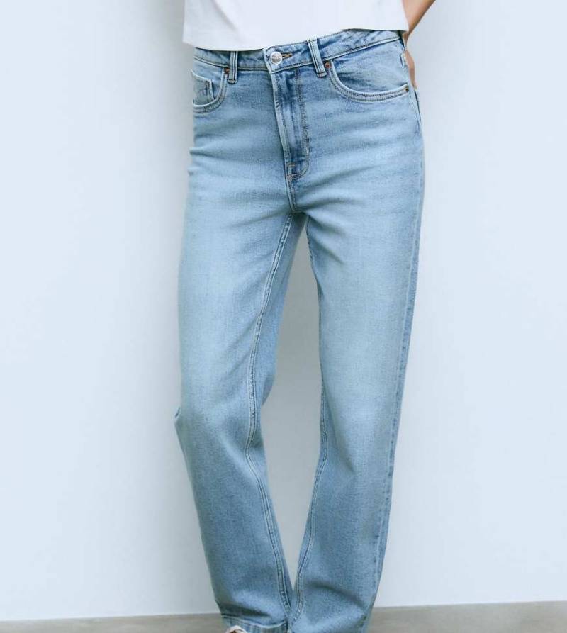 Stradivarius Petite - d14 - Schmale Comfort-Fit-Jeans in heller Bleach-Waschung-Blau von Stradivarius