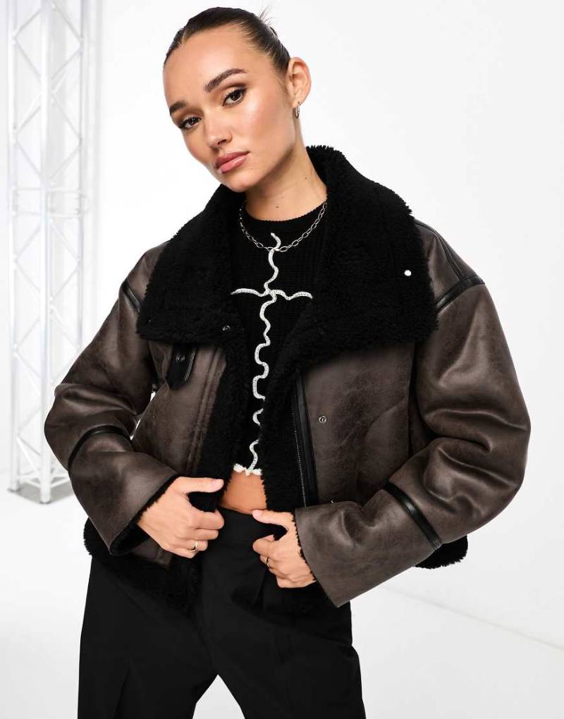 Stradivarius - Pilotenjacke in Braun mit kontrastierendem Teddyfutter von Stradivarius