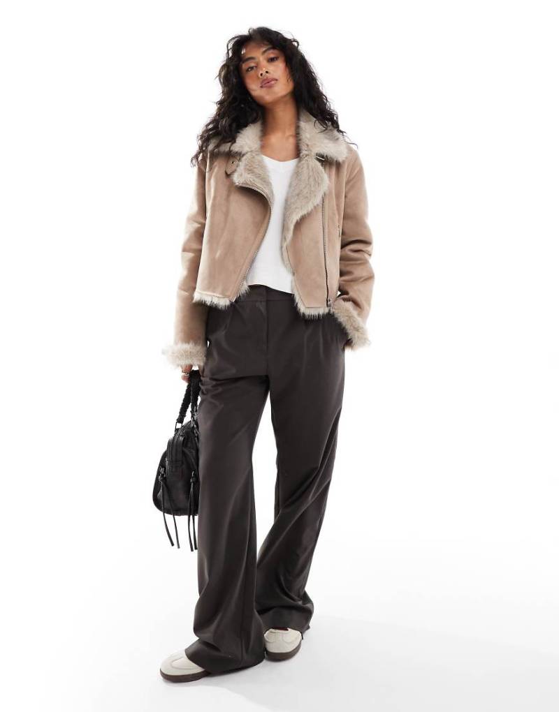 Stradivarius - Pilotenjacke in Kamelbraun mit Kunstpelzfutter-Neutral von Stradivarius