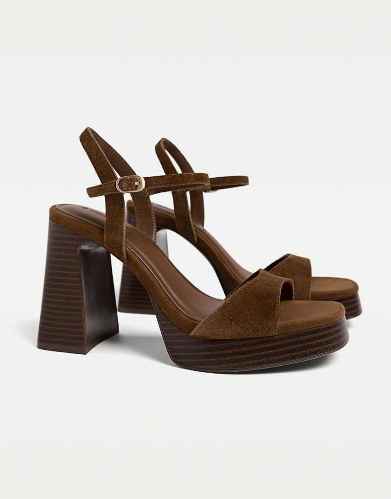 Stradivarius - Plateau-Sandalen aus Spaltleder in Braun von Stradivarius