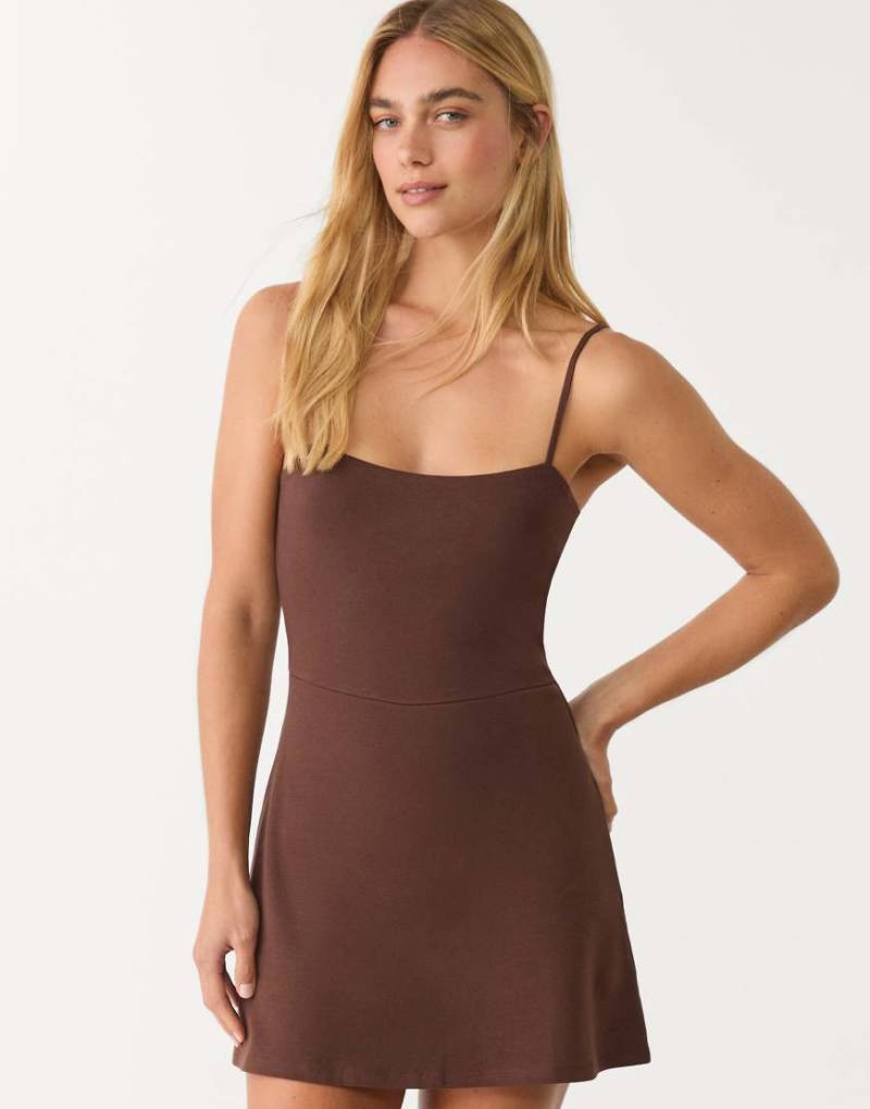Stradivarius - Playsuit-Kleid in Braun mit schmalen Trägern von Stradivarius