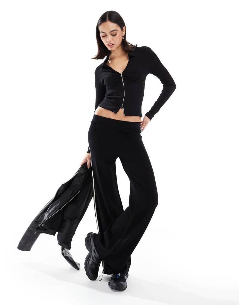 Stradivarius - Polo-Oberteil in Schwarz mit Reißverschluss von Stradivarius