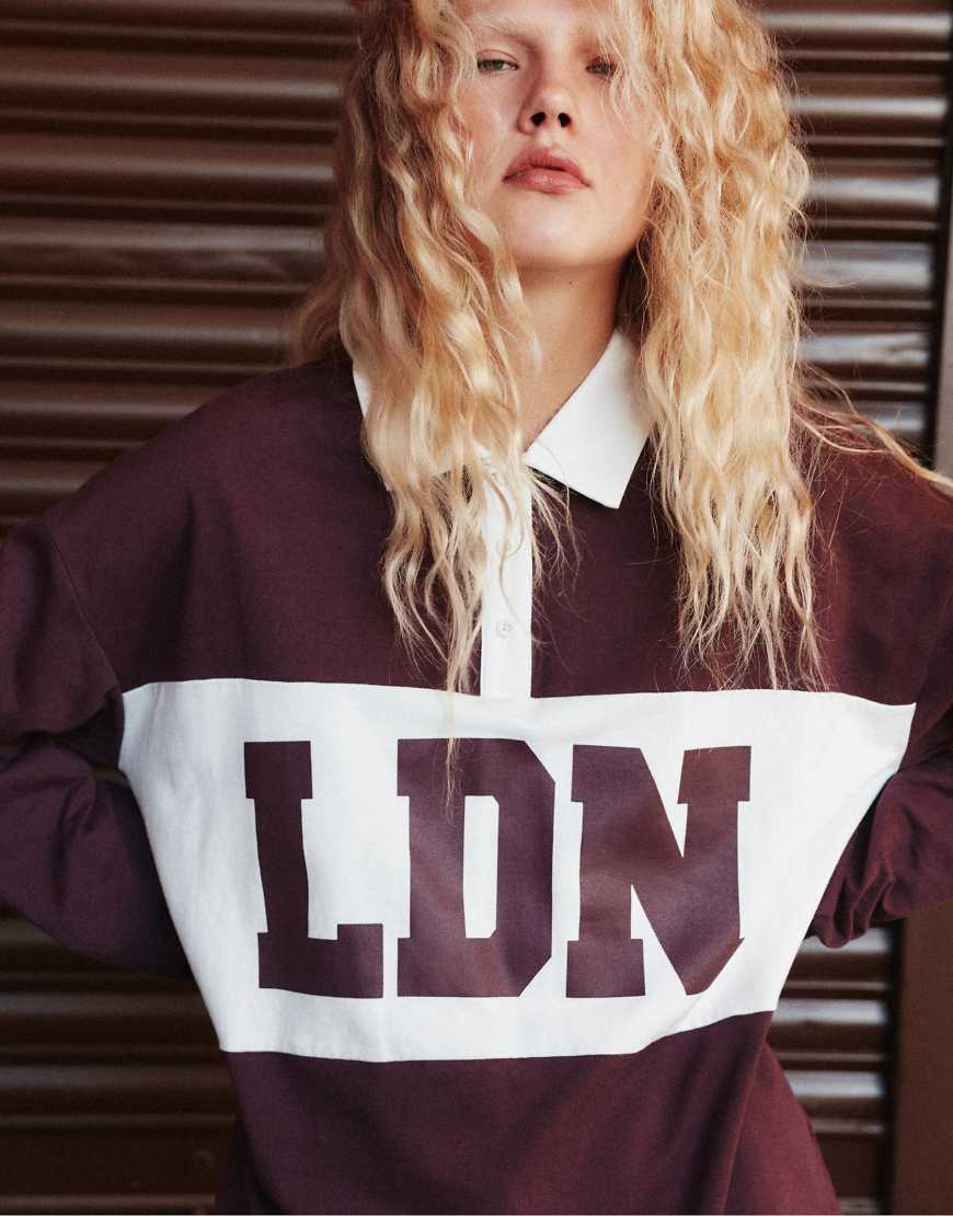 Stradivarius - Polo-Sweatshirt in Lila mit Print von Stradivarius