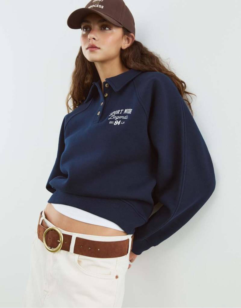 Stradivarius - Polo-Sweatshirt in Marineblau mit Knöpfen von Stradivarius