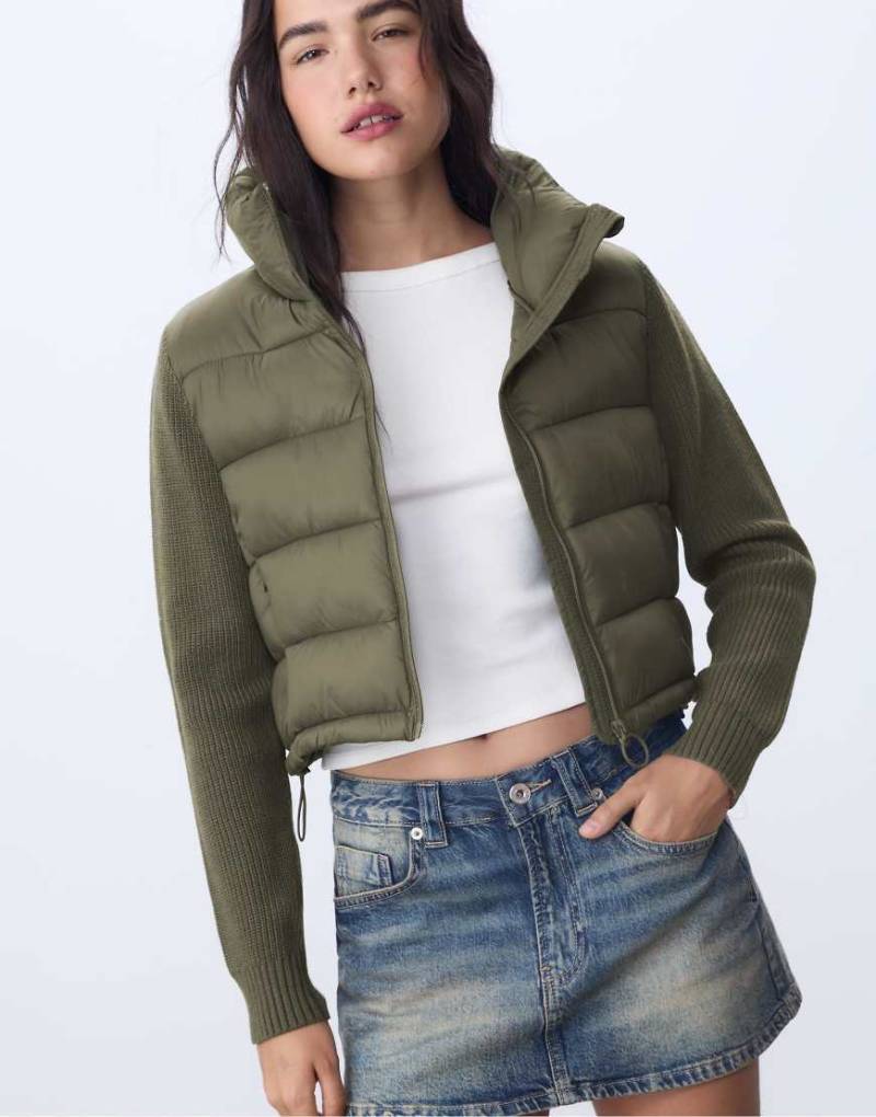 Stradivarius - Pufferjacke in Khaki mit Grobstrick-Ärmeln-Grün von Stradivarius
