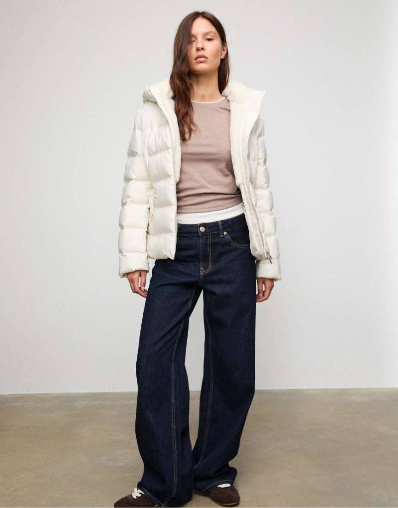 Stradivarius - Pufferjacke in Vanillegelb mit Kapuze und Gürtel-Weiß Stradivarius - Pufferjacke in Vanillegelb mit Kapuze und Gürtel-Weiß von Stradivarius