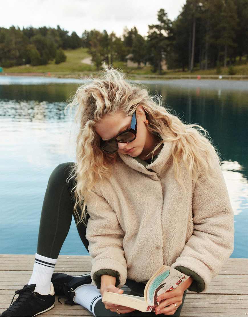 Stradivarius - Pufferjacke zum Wenden in Grün mit Futter aus Lammfellimitat von Stradivarius