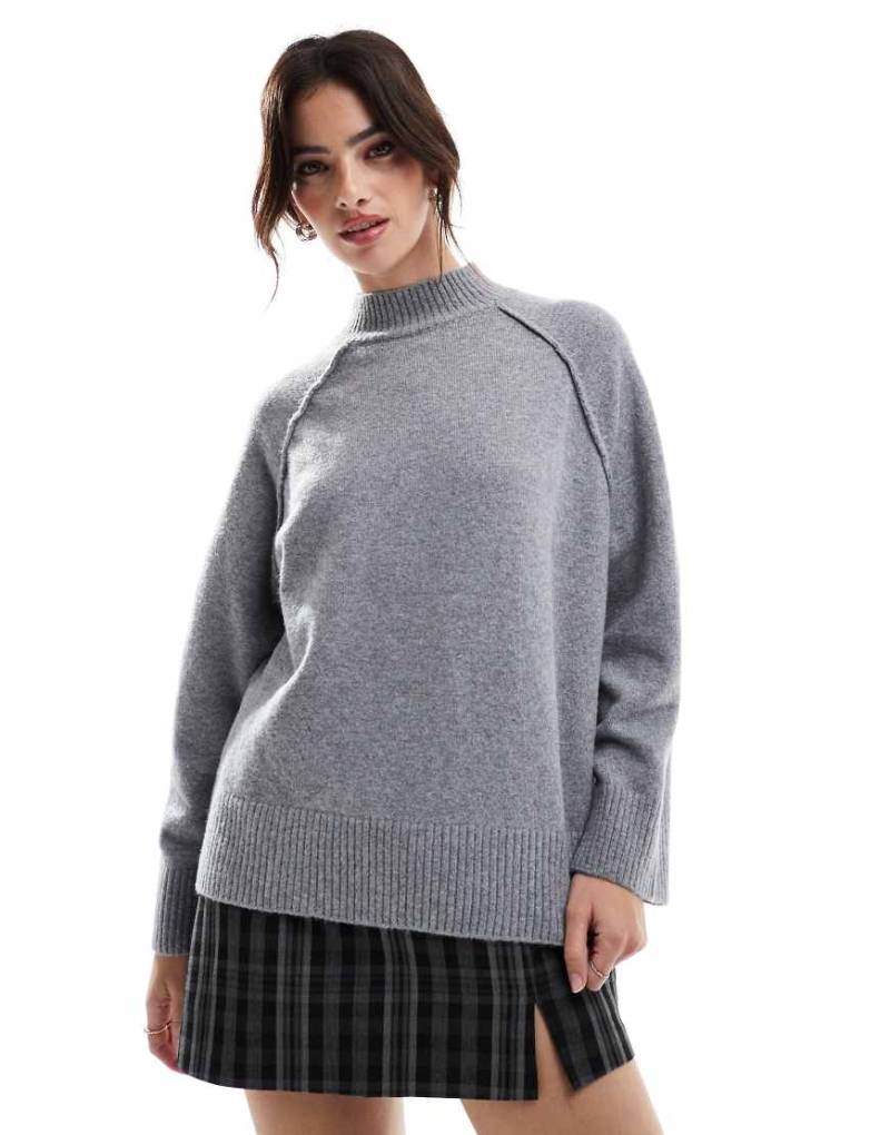 Stradivarius - Pullover in Grau mit Ziernaht und halbhohem Ausschnitt von Stradivarius