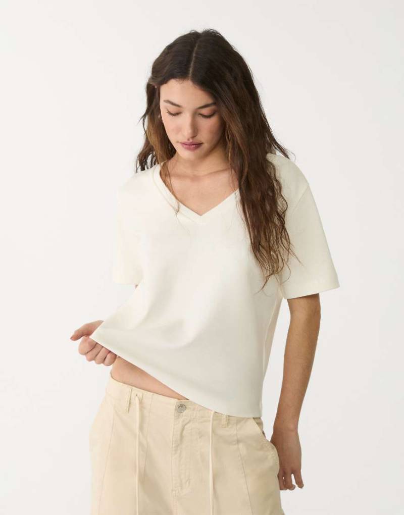 Stradivarius - Regular Fit T-Shirt aus schwerem Stoff in Ecru-Weiß von Stradivarius