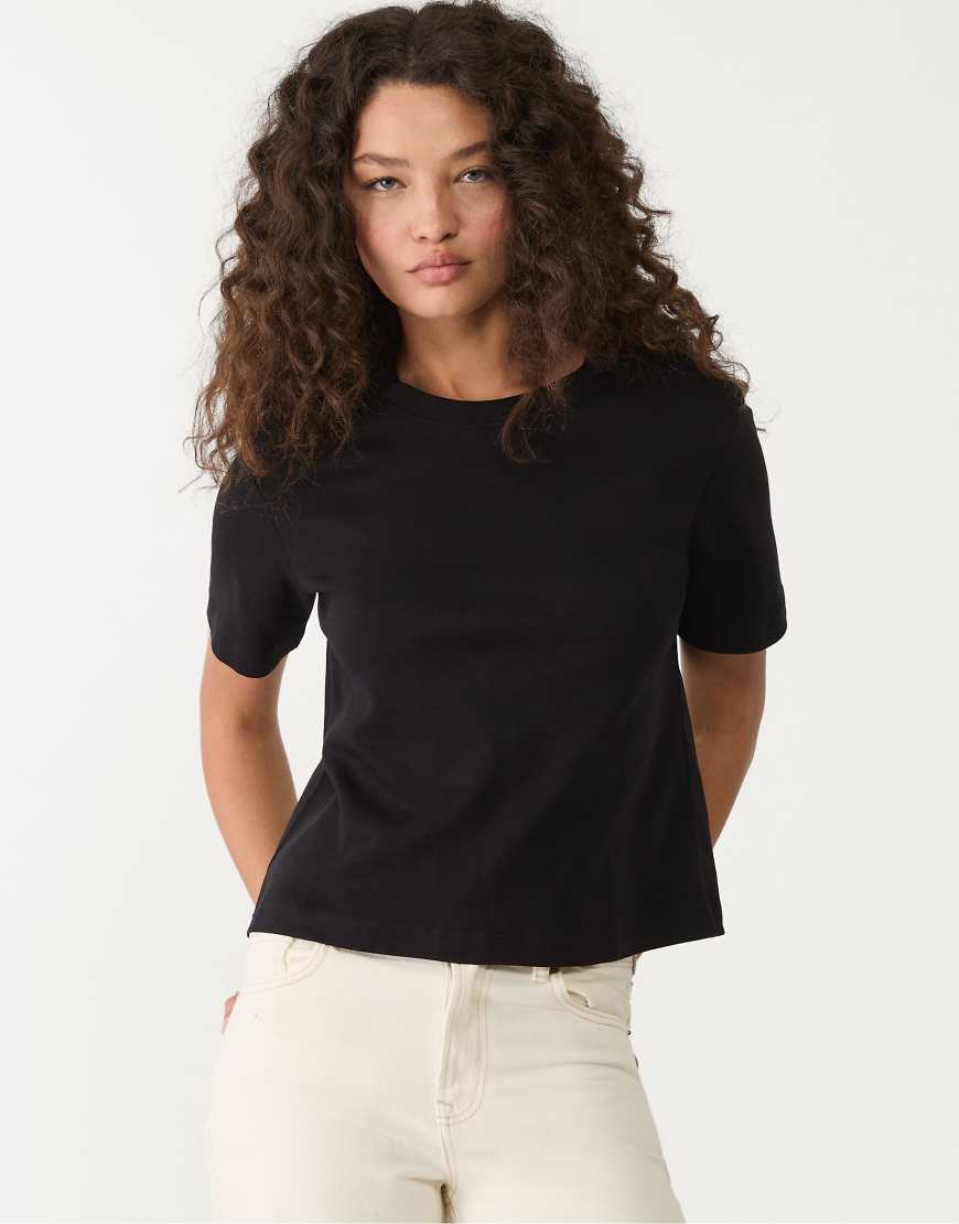 Stradivarius - Regular-Fit-T-Shirt aus schwerem Stoff in Schwarz Stradivarius - Regular-Fit-T-Shirt aus schwerem Stoff in Schwarz von Stradivarius