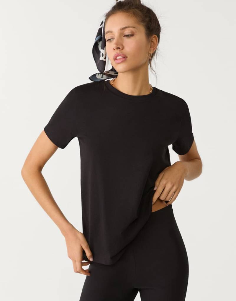 Stradivarius - Regular-Fit-T-Shirt in Schwarz mit Rundhalsausschnitt von Stradivarius