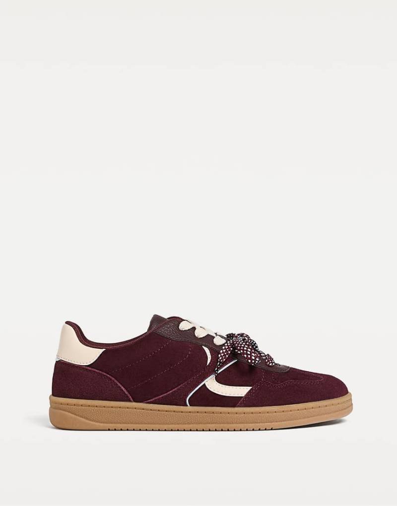 Stradivarius - Retro-Sneaker in Burgunderrot mit Gummisohle in Kamelbeige von Stradivarius