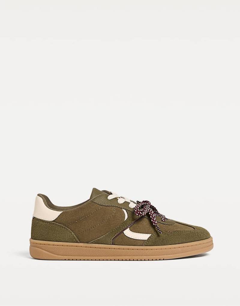 Stradivarius - Retro-Sneaker in Grün mit Gummisohle in Kamelbeige von Stradivarius