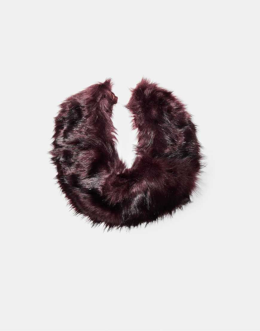 Stradivarius - Rundschal aus Kunstpelz in Burgunderrot von Stradivarius
