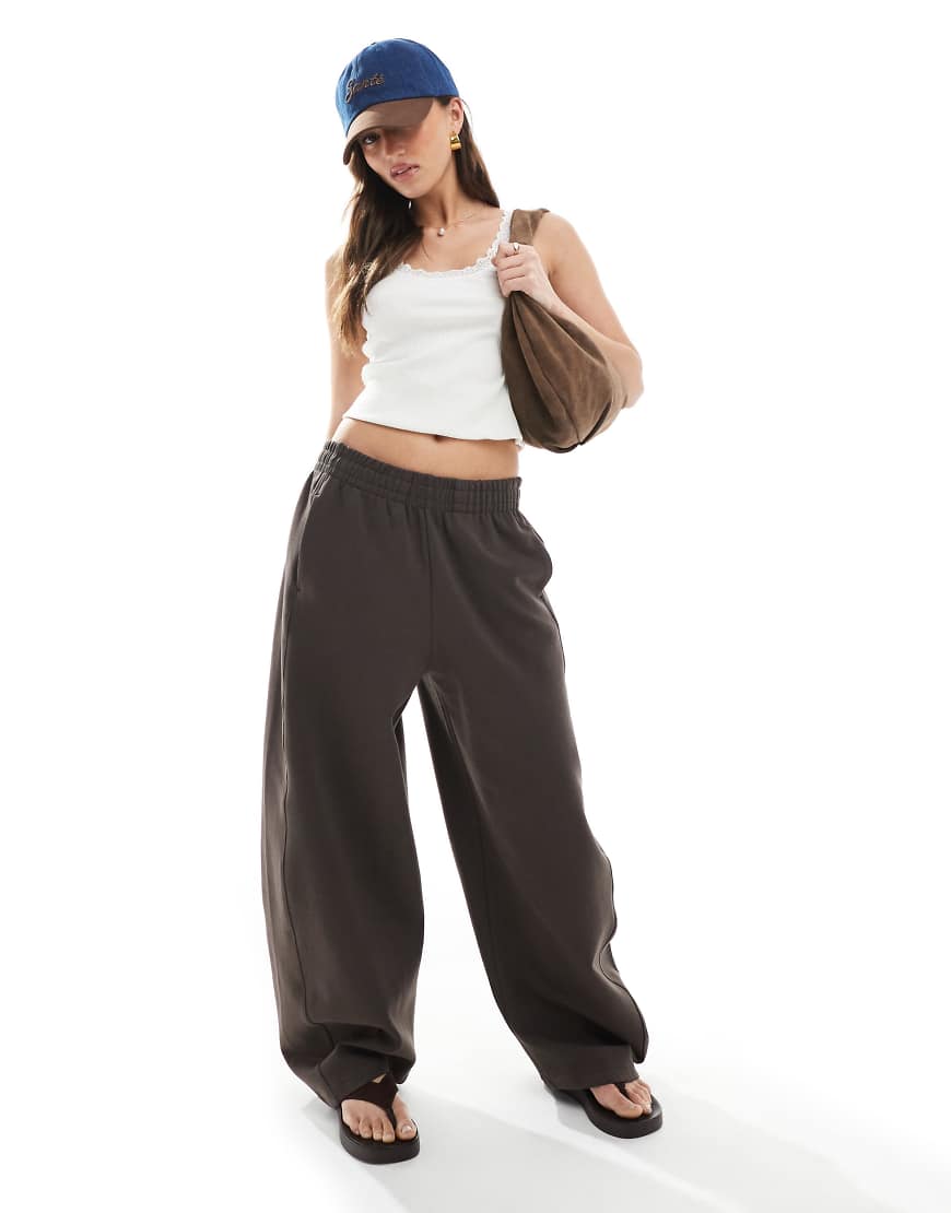 Stradivarius - STR - Barrel Leg Jogginghose in Braun von Stradivarius