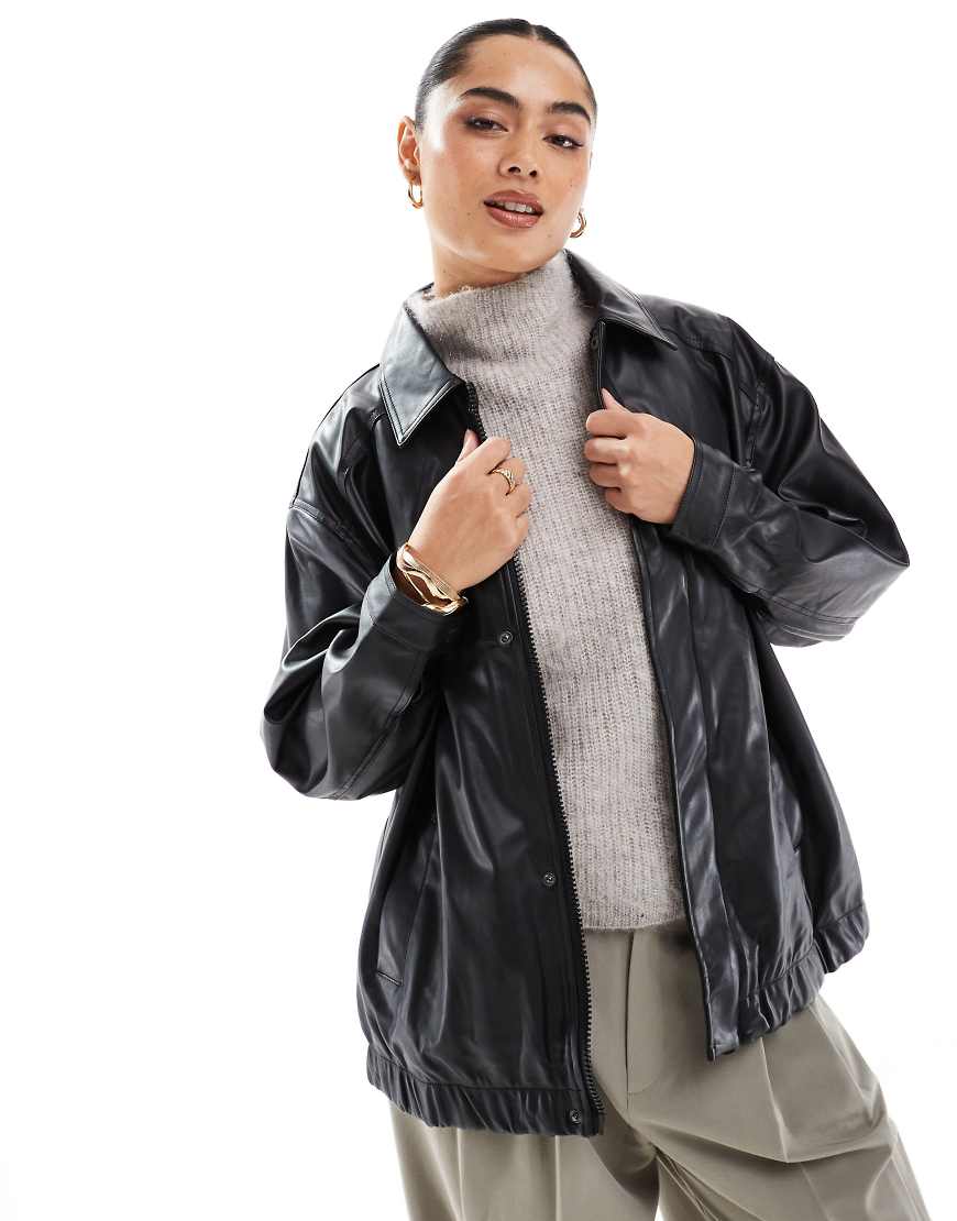 Stradivarius - STR - Bomberjacke aus Kunstleder in Schwarz Stradivarius - STR - Bomberjacke aus Kunstleder in Schwarz von Stradivarius
