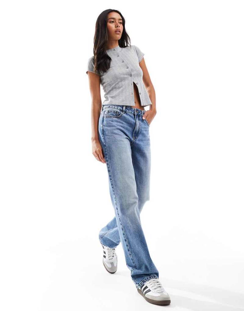 Stradivarius - STR - Gerade geschnittene Jeans in mittelblauer Waschung von Stradivarius