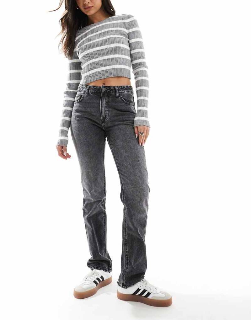 Stradivarius - STR - Gerade geschnittene Jeans in verwaschenem Schwarz von Stradivarius
