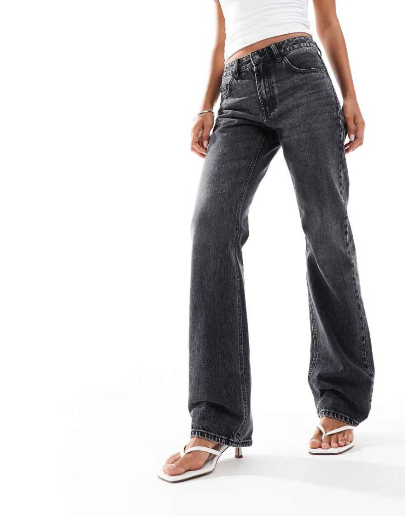 Stradivarius - STR - Gerade geschnittene Jeans in verwaschenem Schwarz von Stradivarius