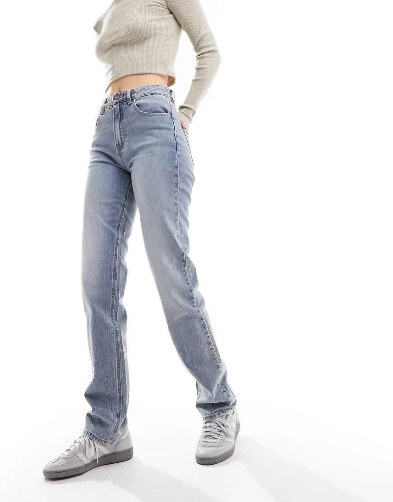 Stradivarius - STR - Gerade geschnittene Stretch-Jeans in Mittelblau von Stradivarius