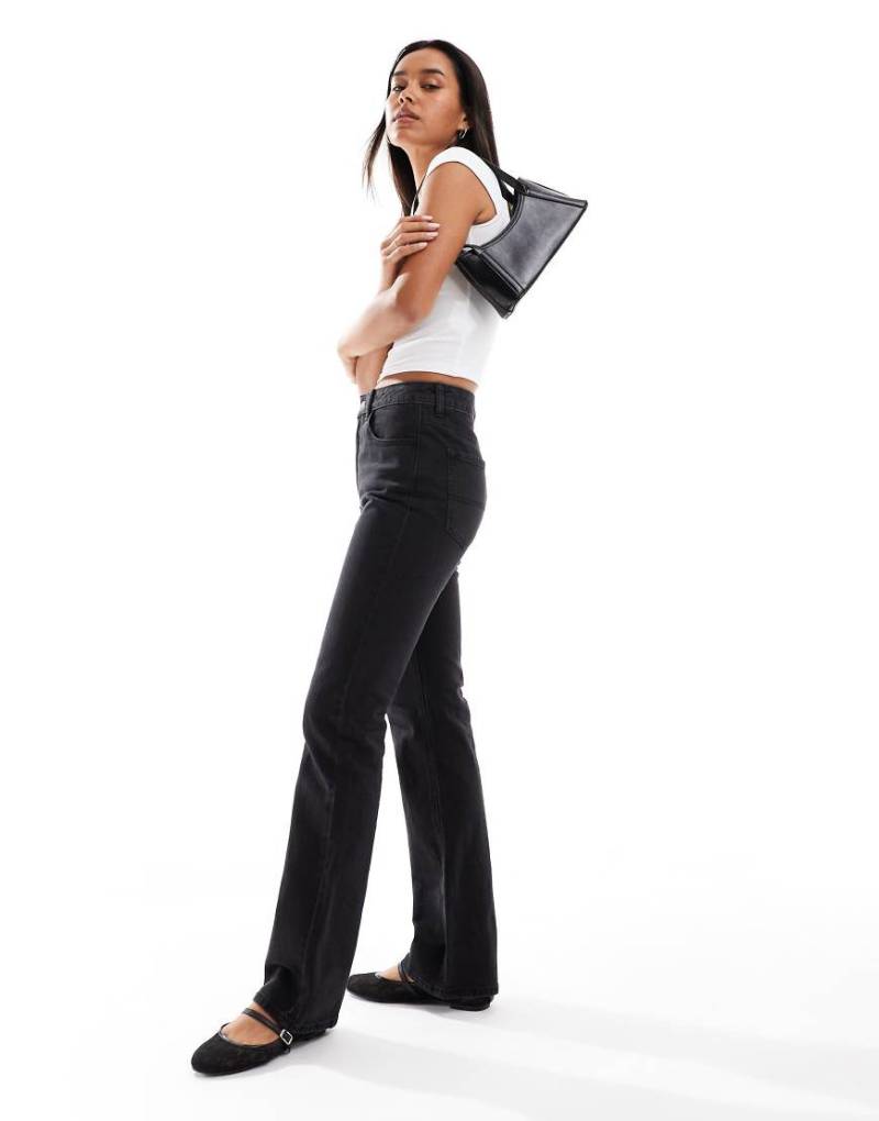 Stradivarius - STR - Gerade geschnittene Stretch-Jeans in Schwarz von Stradivarius