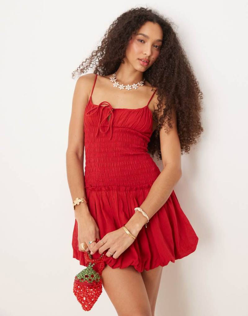 Stradivarius - STR - Gerafftes Minikleid in Rot mit Ballonsaum von Stradivarius