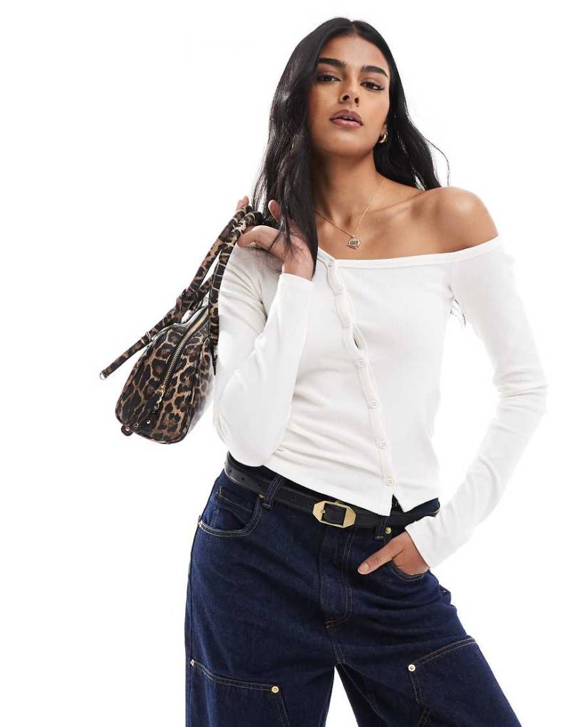 Stradivarius - STR - Geripptes Oberteil in Ecru mit asymmetrischer Knopfleiste-Neutral von Stradivarius