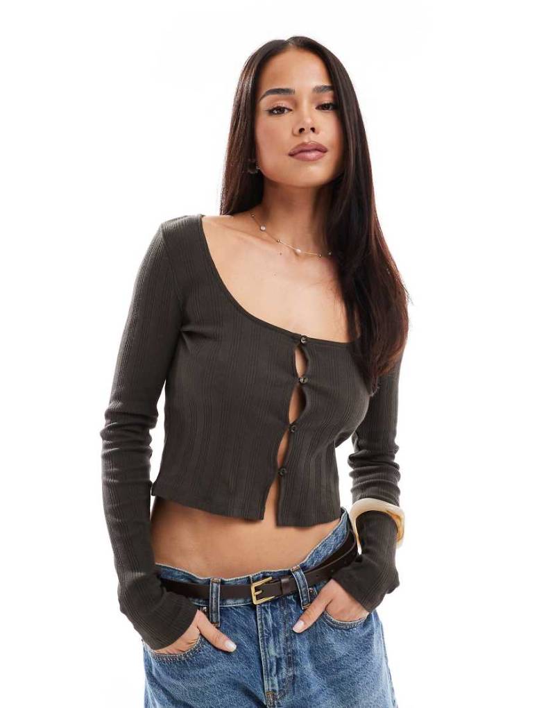 Stradivarius - STR - Knapp geschnittene Strickjacke in Braun von Stradivarius