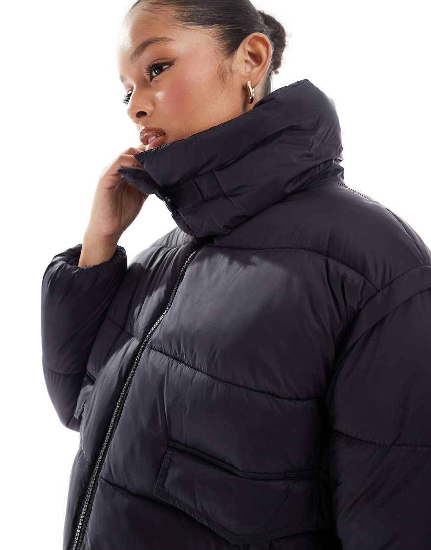 Stradivarius - STR - Kurze Pufferjacke in Schwarz von Stradivarius