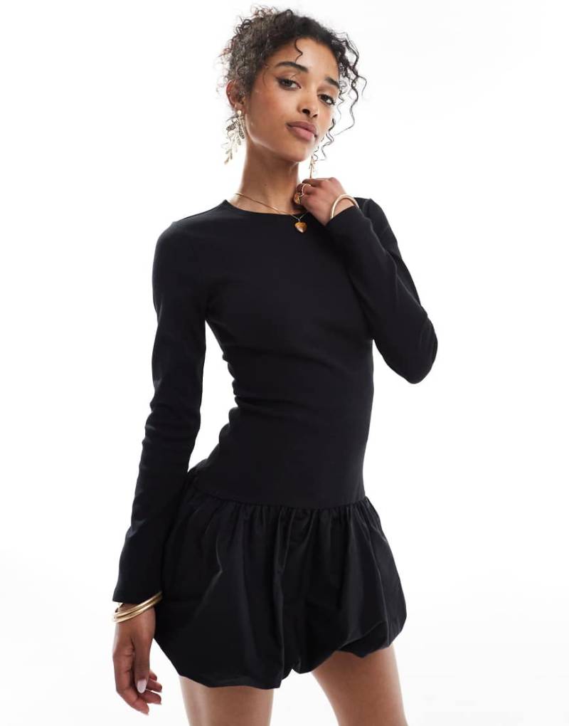 Stradivarius - STR - Langärmliges Minikleid in Schwarz mit Ballonsaum von Stradivarius