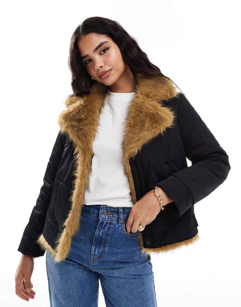 Stradivarius - STR - Pilotenjacke in Schwarz mit farblich abgesetztem Kunstpelzbesatz von Stradivarius
