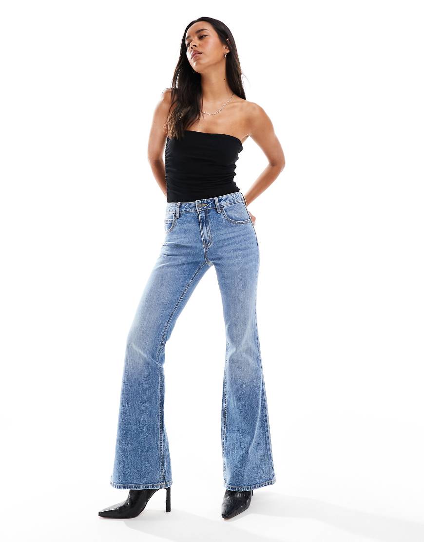 Stradivarius - STR - Schlagjeans in verwaschenem Mittelblau von Stradivarius