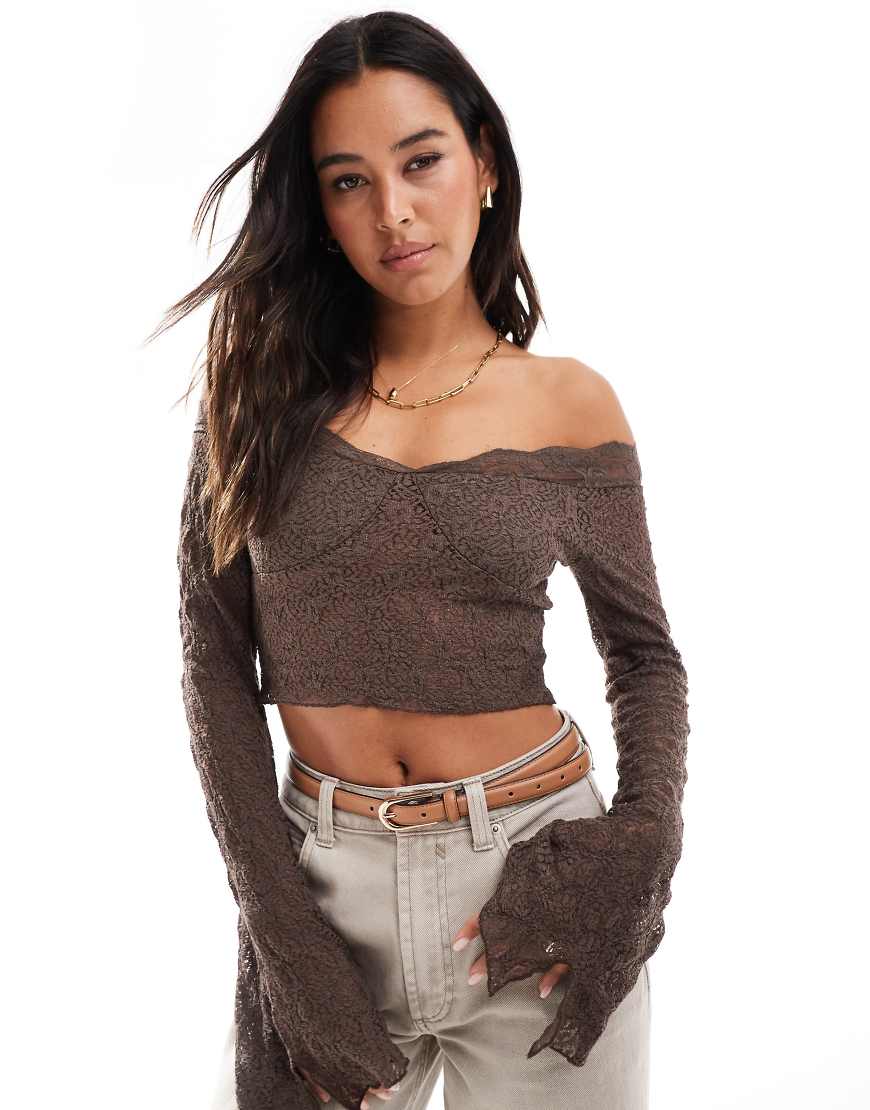 Stradivarius - STR - Schulterfreies Oberteil in Braun mit Spitzendetail von Stradivarius